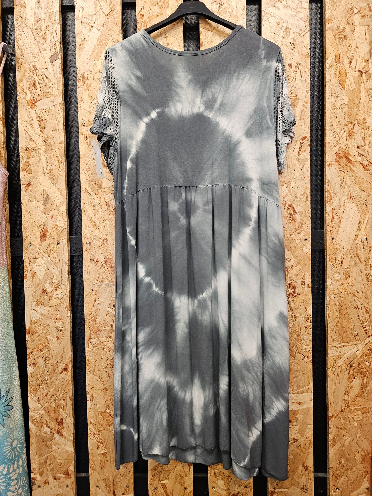 Robe tie and die manches courtes ajourées