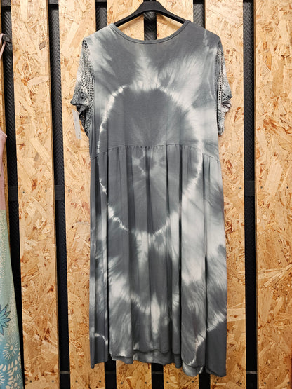 Robe tie and die manches courtes ajourées