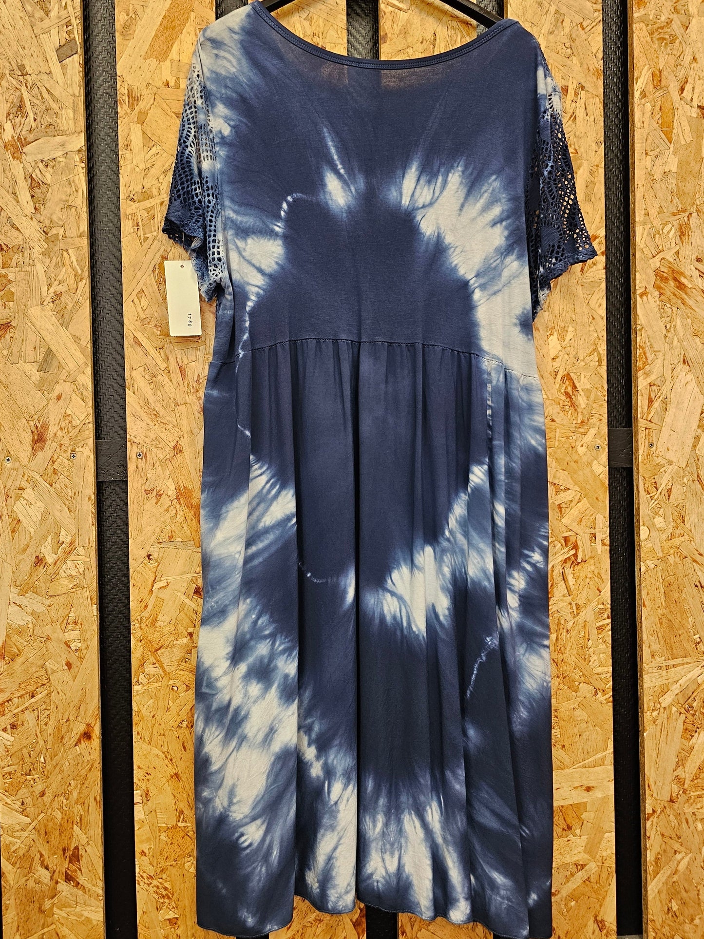 Robe tie and die manches courtes ajourées
