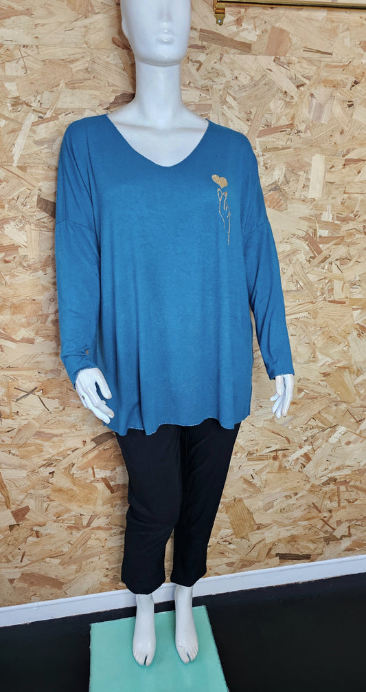 Pull col V main sur le cœur