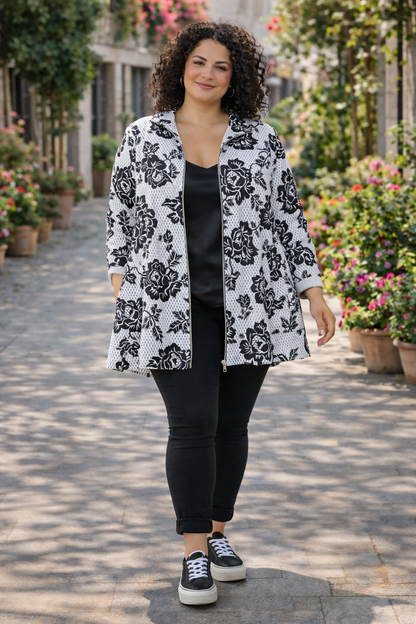 Veste blanche et noire fleurie , coupe évasée
