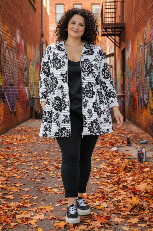 Veste blanche et noire fleurie , coupe évasée