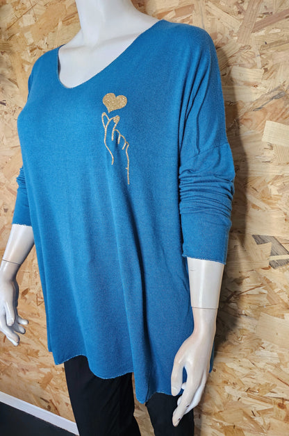 Pull col V main sur le cœur