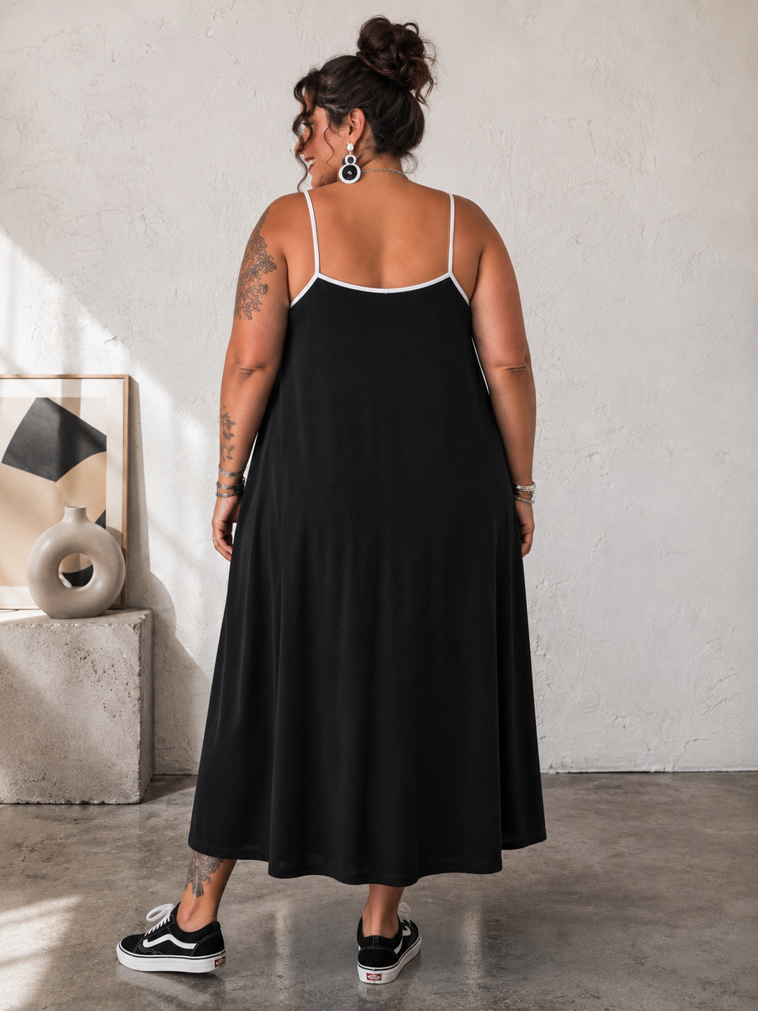 Robe bretelles gansée de fines bandes blanche.