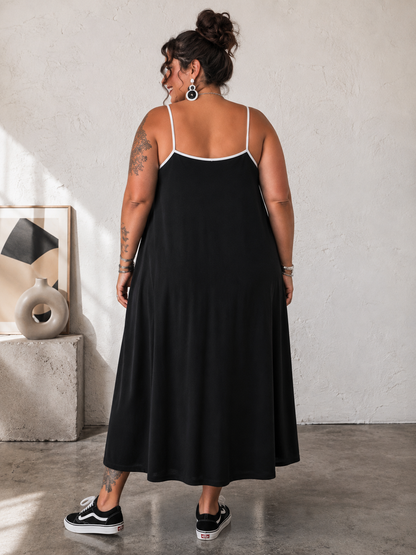 Robe bretelles gansée de fines bandes blanche.