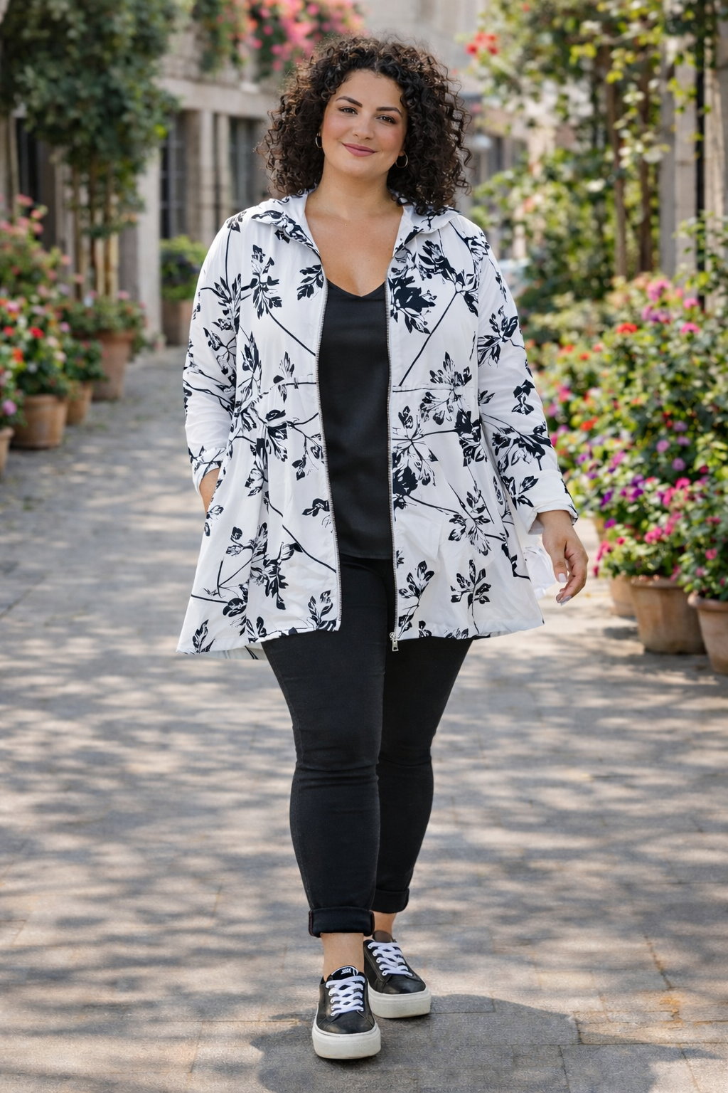 Veste blanche et noire fleurie , coupe évasée