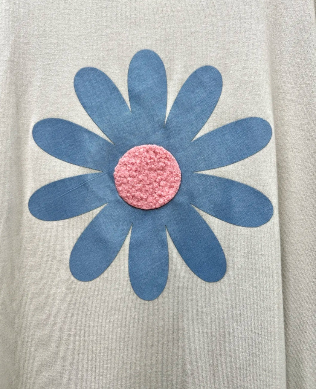 Pull fin grosse fleur centrale