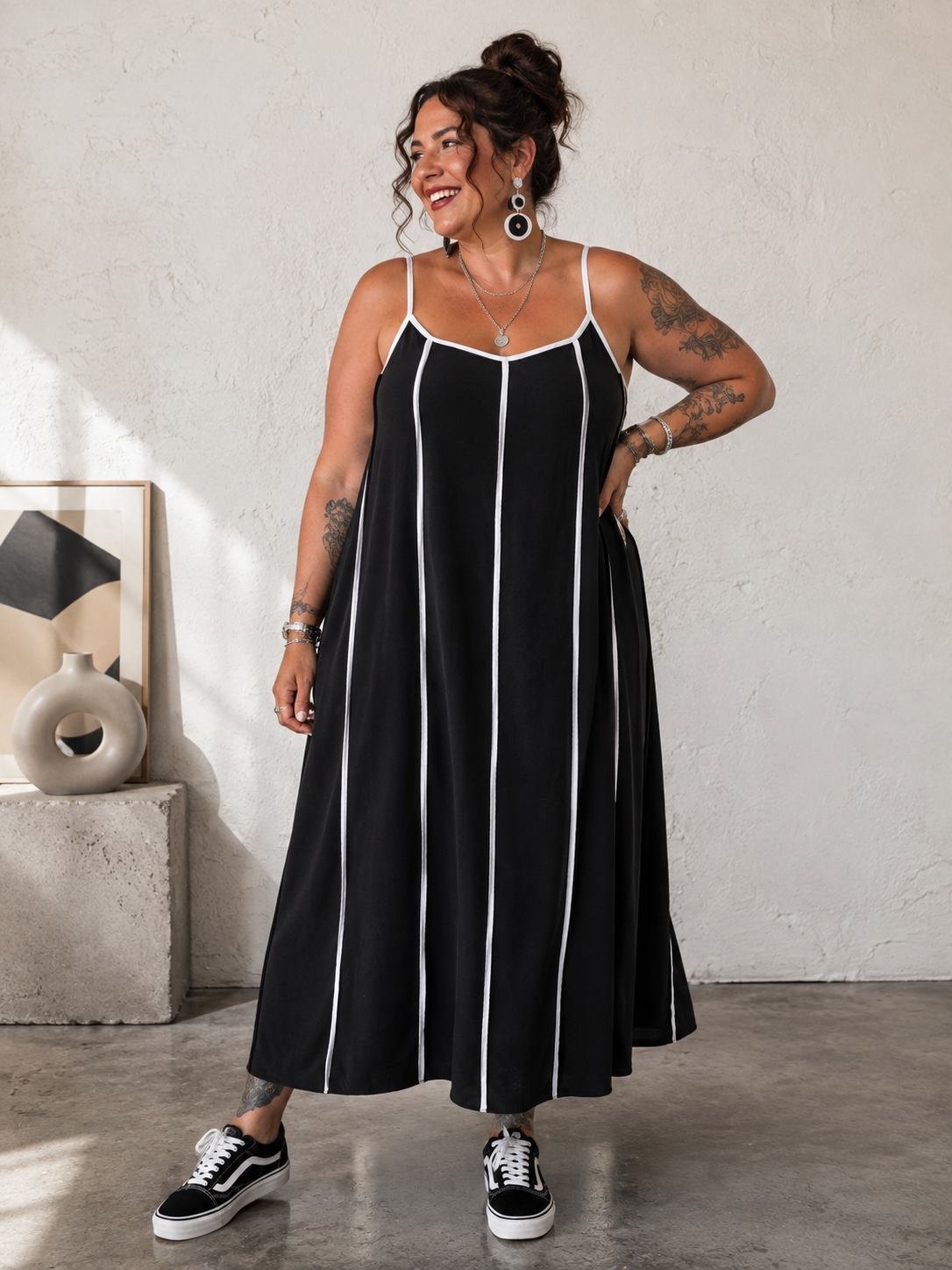 Robe bretelles gansée de fines bandes blanche.