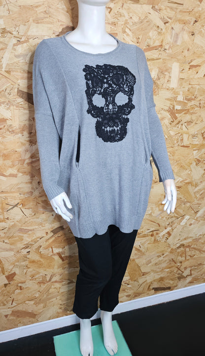 Pull gris , calavera noire brodée