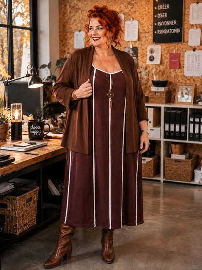 Robe bretelles gansée de fines bandes blanche.