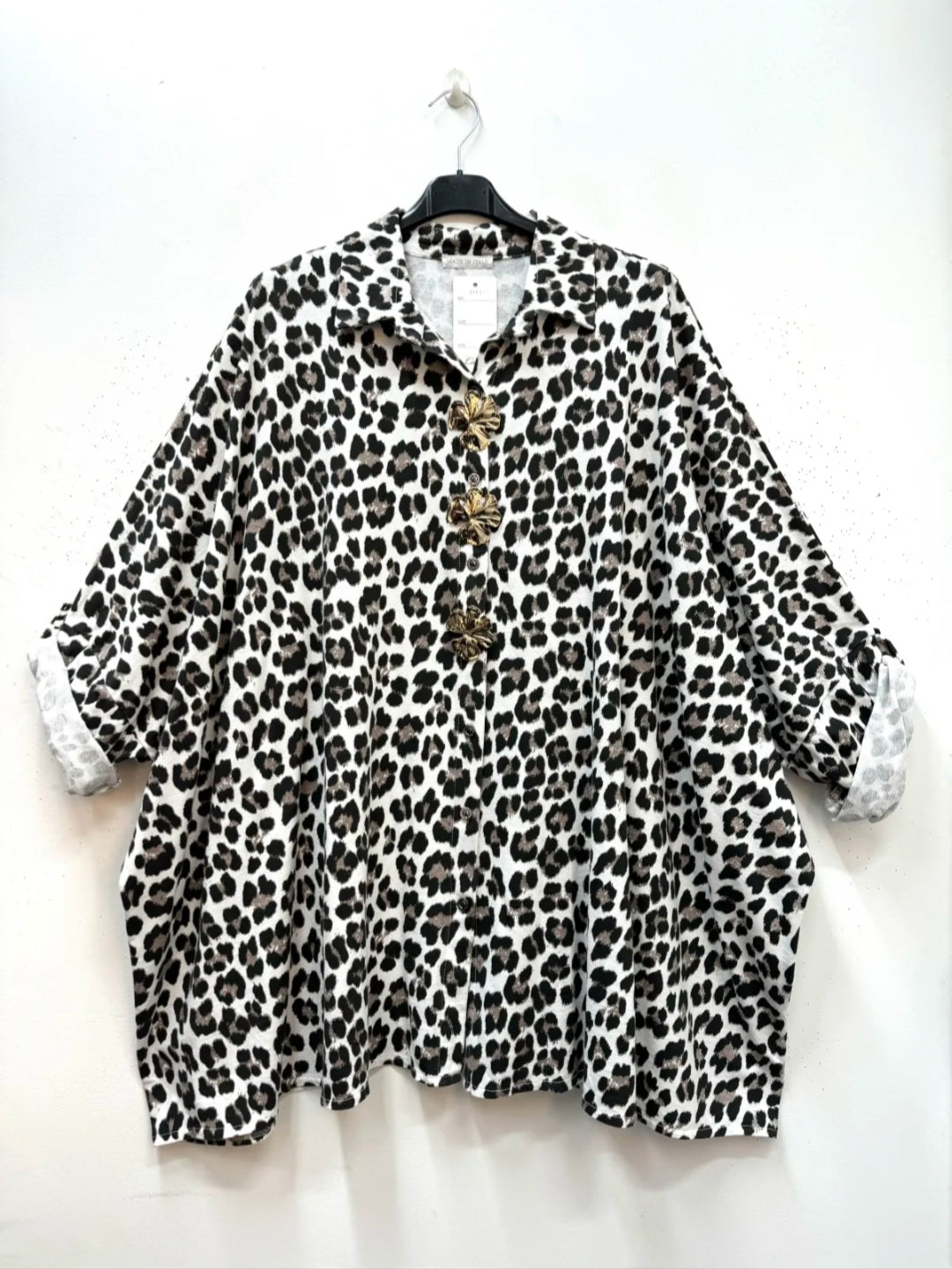 Veste chemise oversize léopard et broches