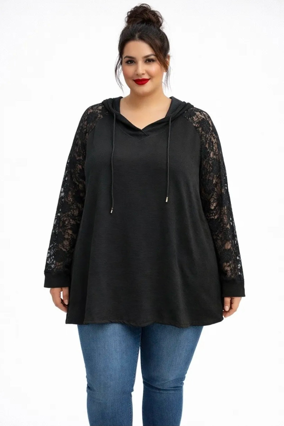 Tunique à capuche et manches de dentelle