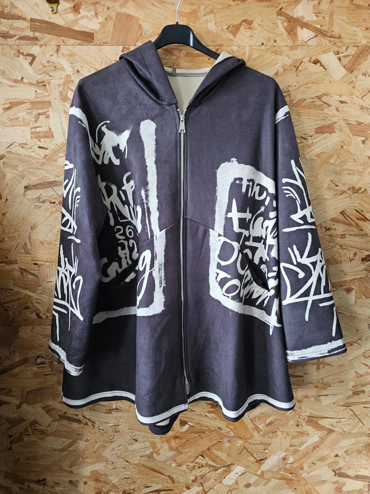 Parka suédine,  motifs "graffitis"