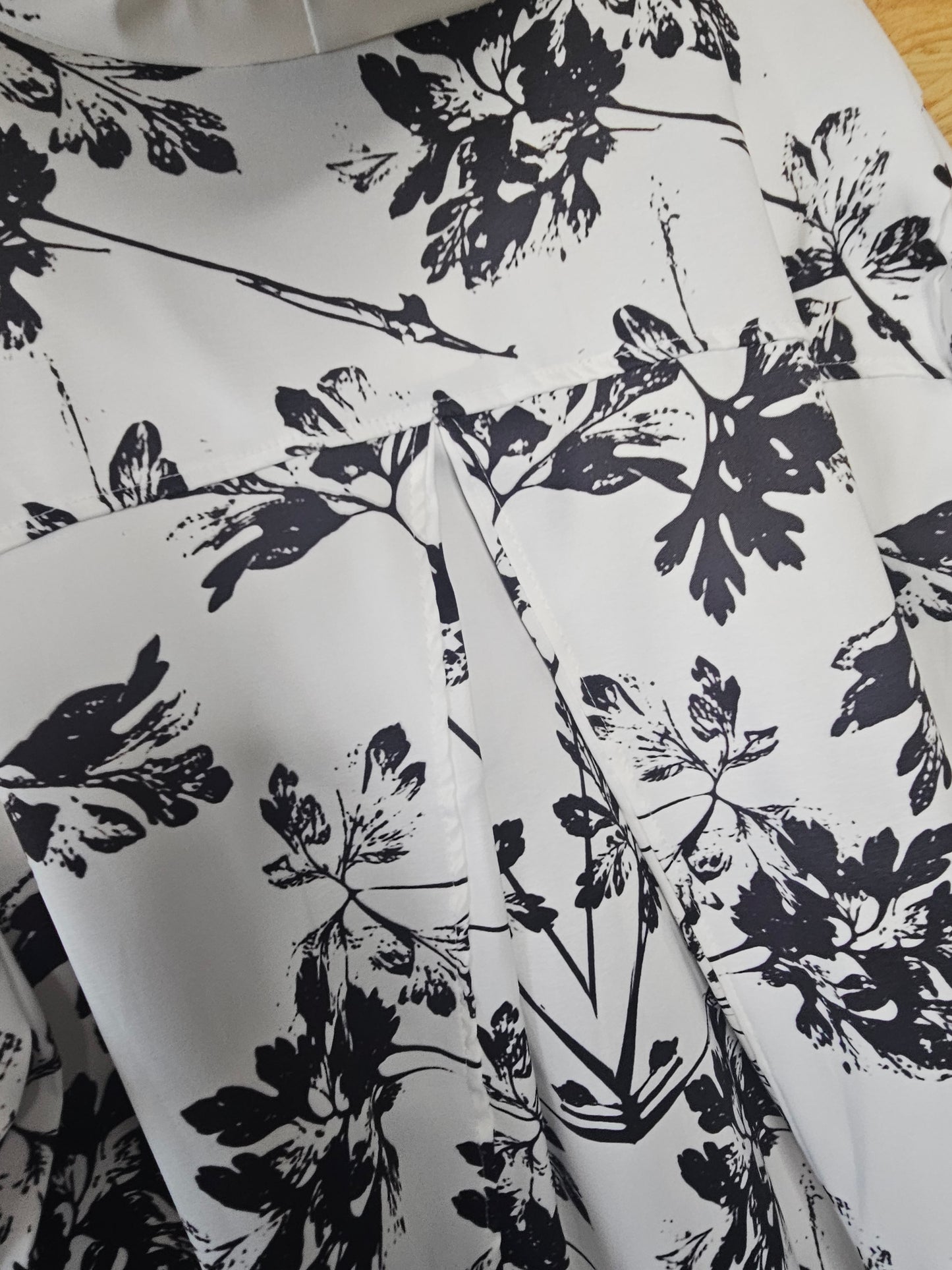 Veste blanche et noire fleurie , coupe évasée