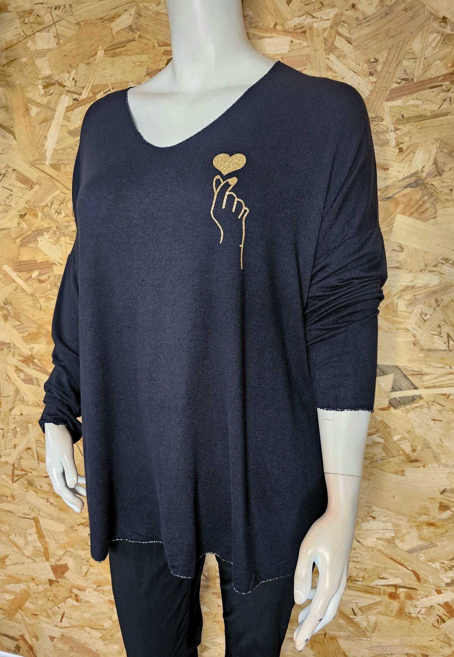 Pull col V main sur le cœur