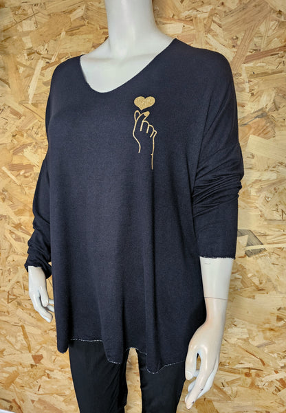 Pull col V main sur le cœur