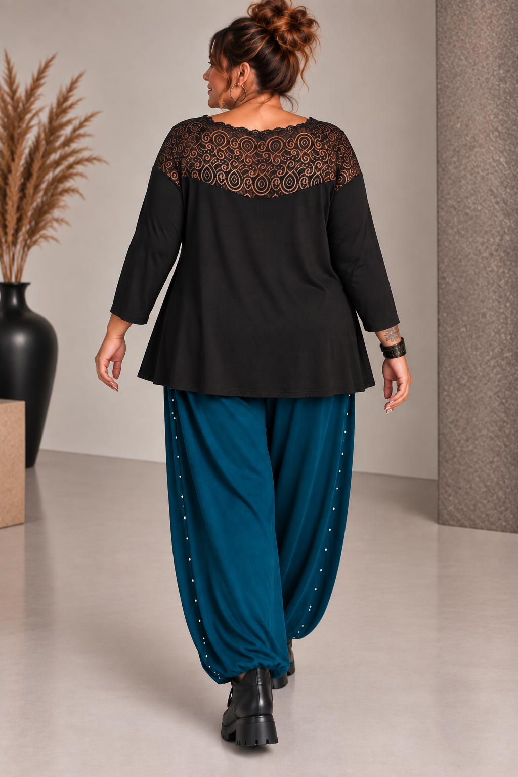 Teeshirt encolure plastron de dentelle