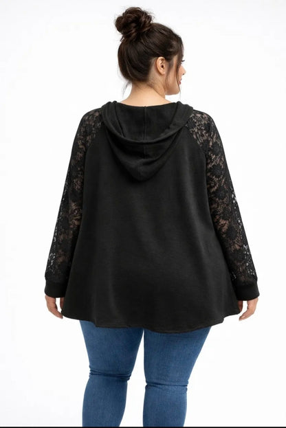 Tunique à capuche et manches de dentelle