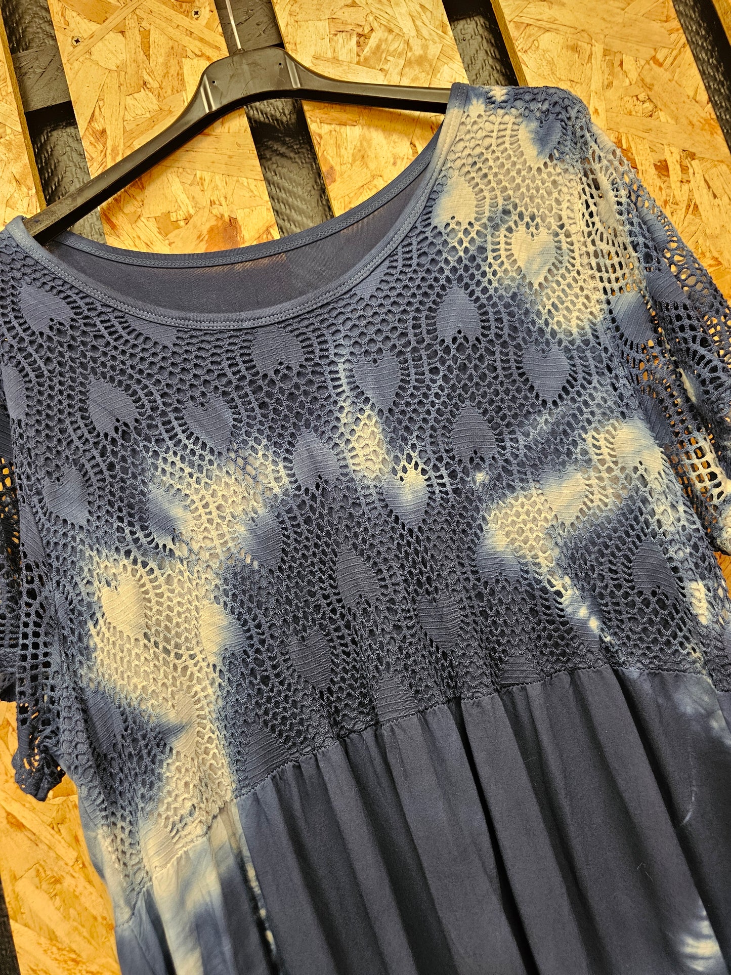 Robe tie and die manches courtes ajourées