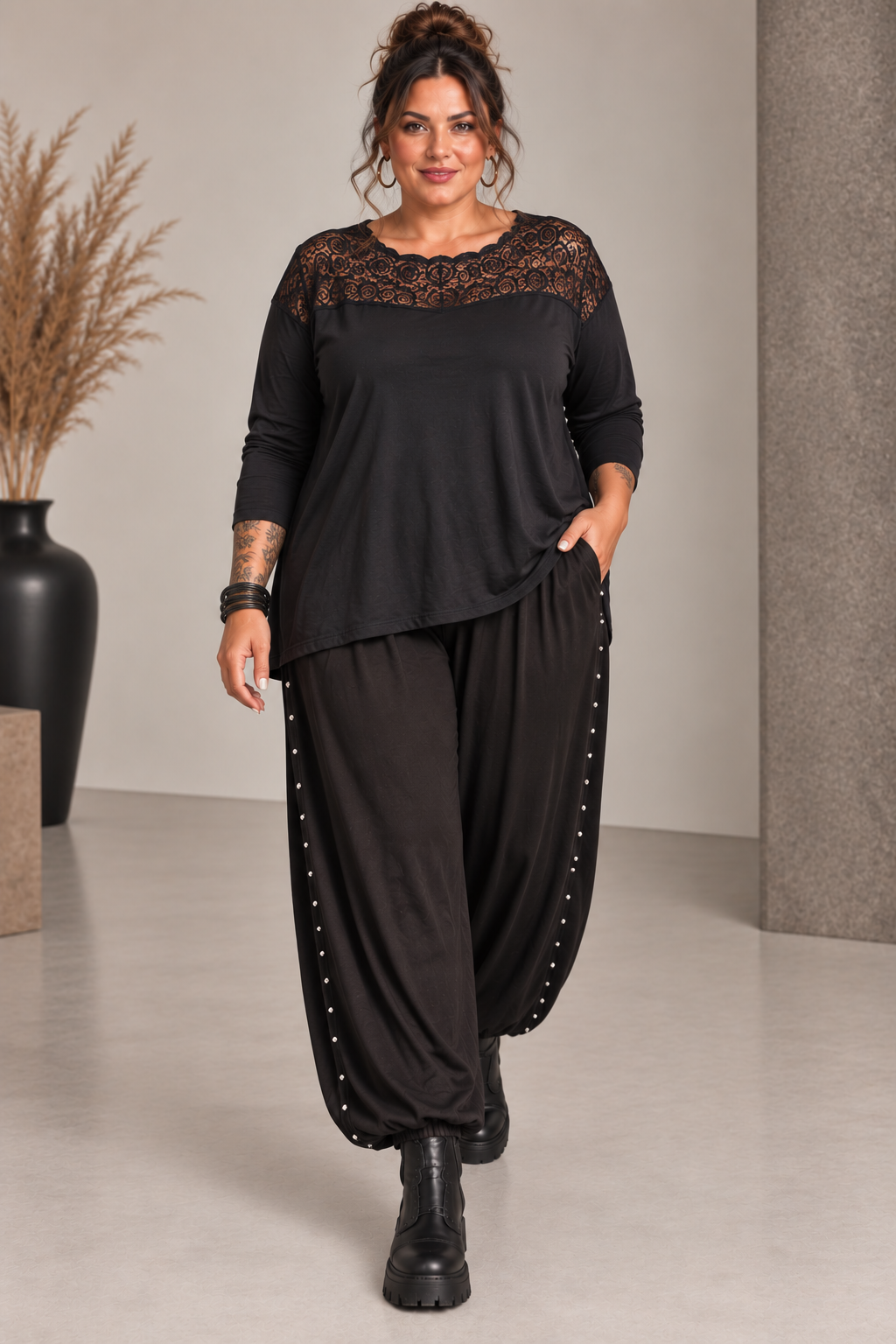 Teeshirt encolure plastron de dentelle