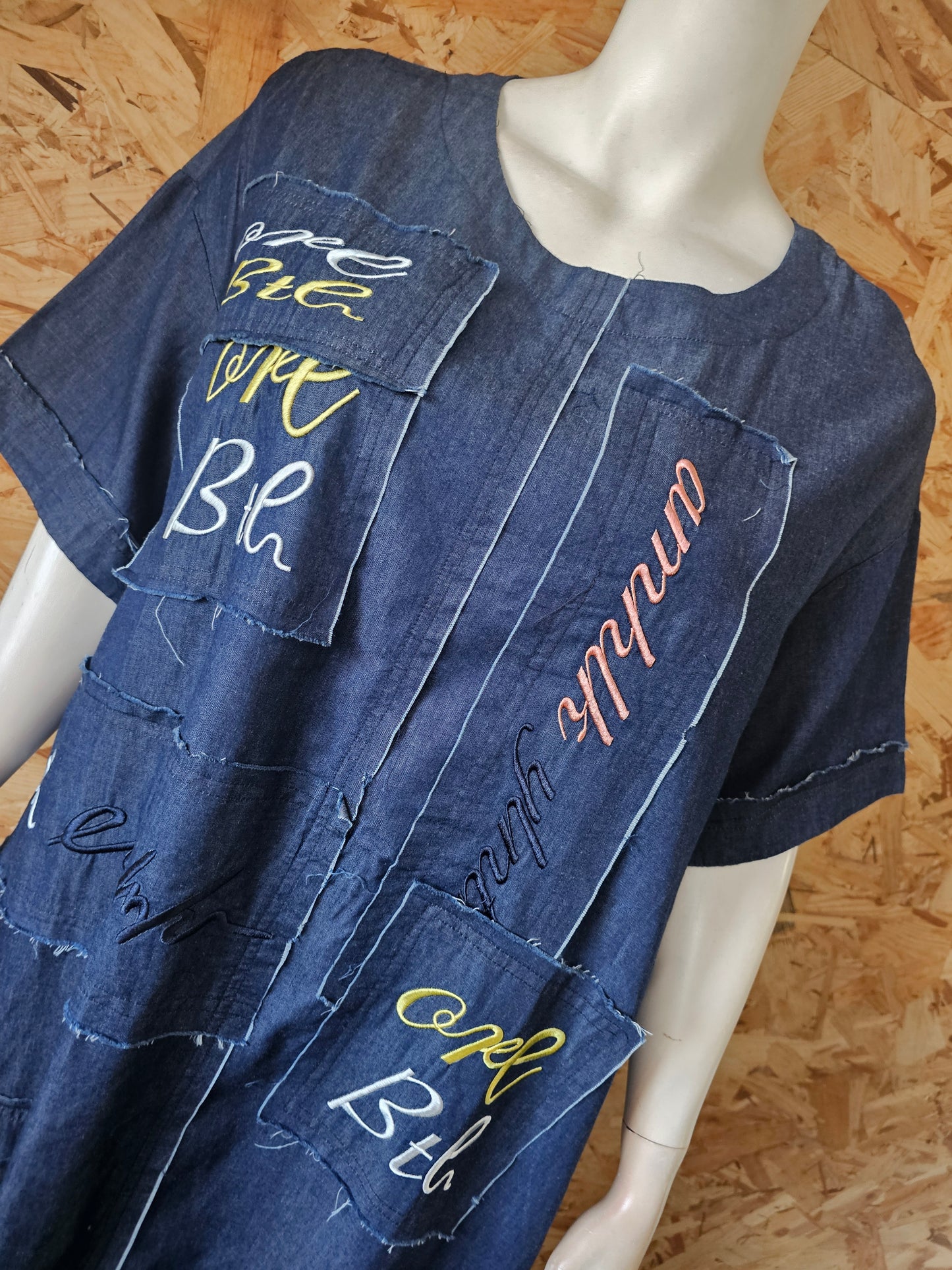 Robe en jean, patchs brodés