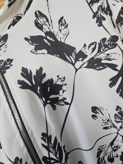 Veste blanche et noire fleurie , coupe évasée