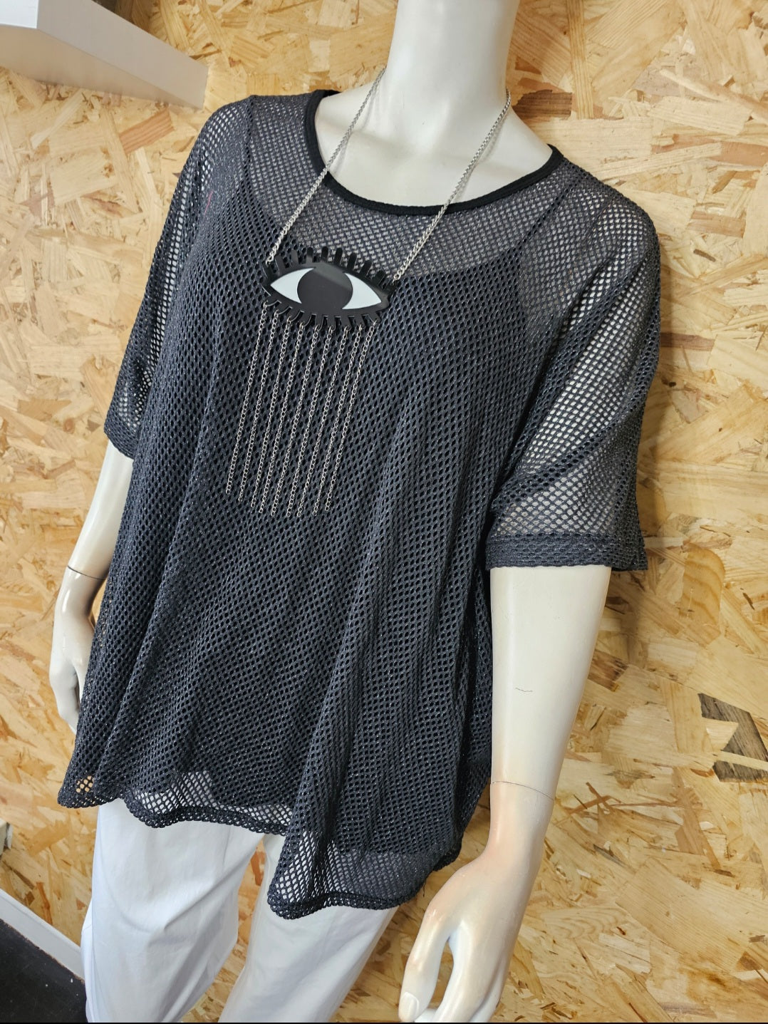 Teeshirt noir mailles ajourées et fils argentés