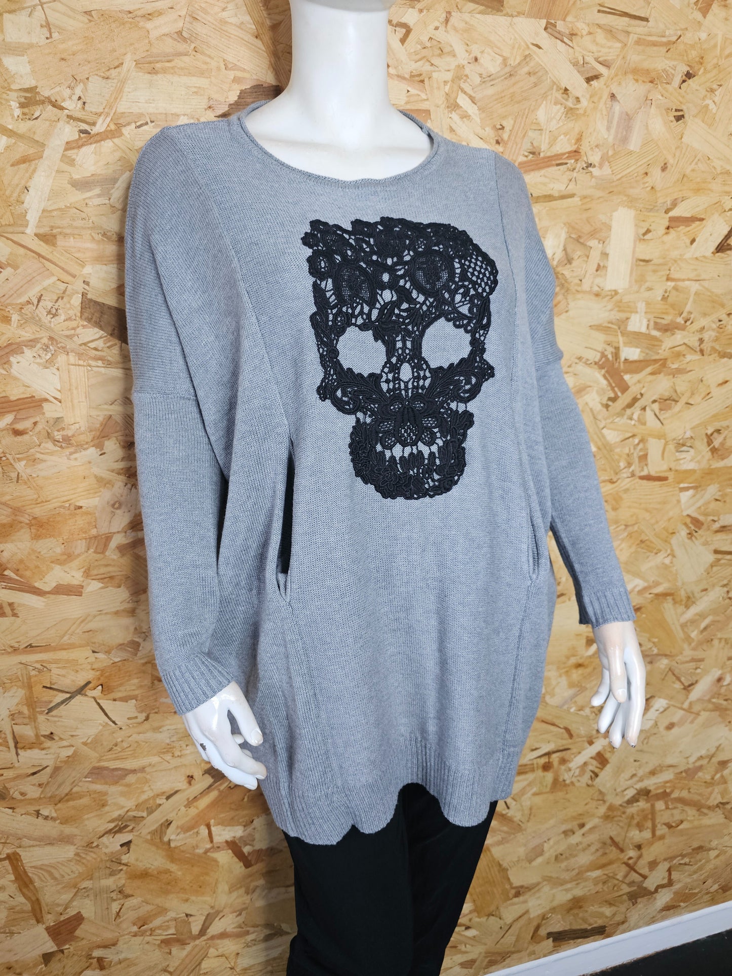 Pull gris , calavera noire brodée