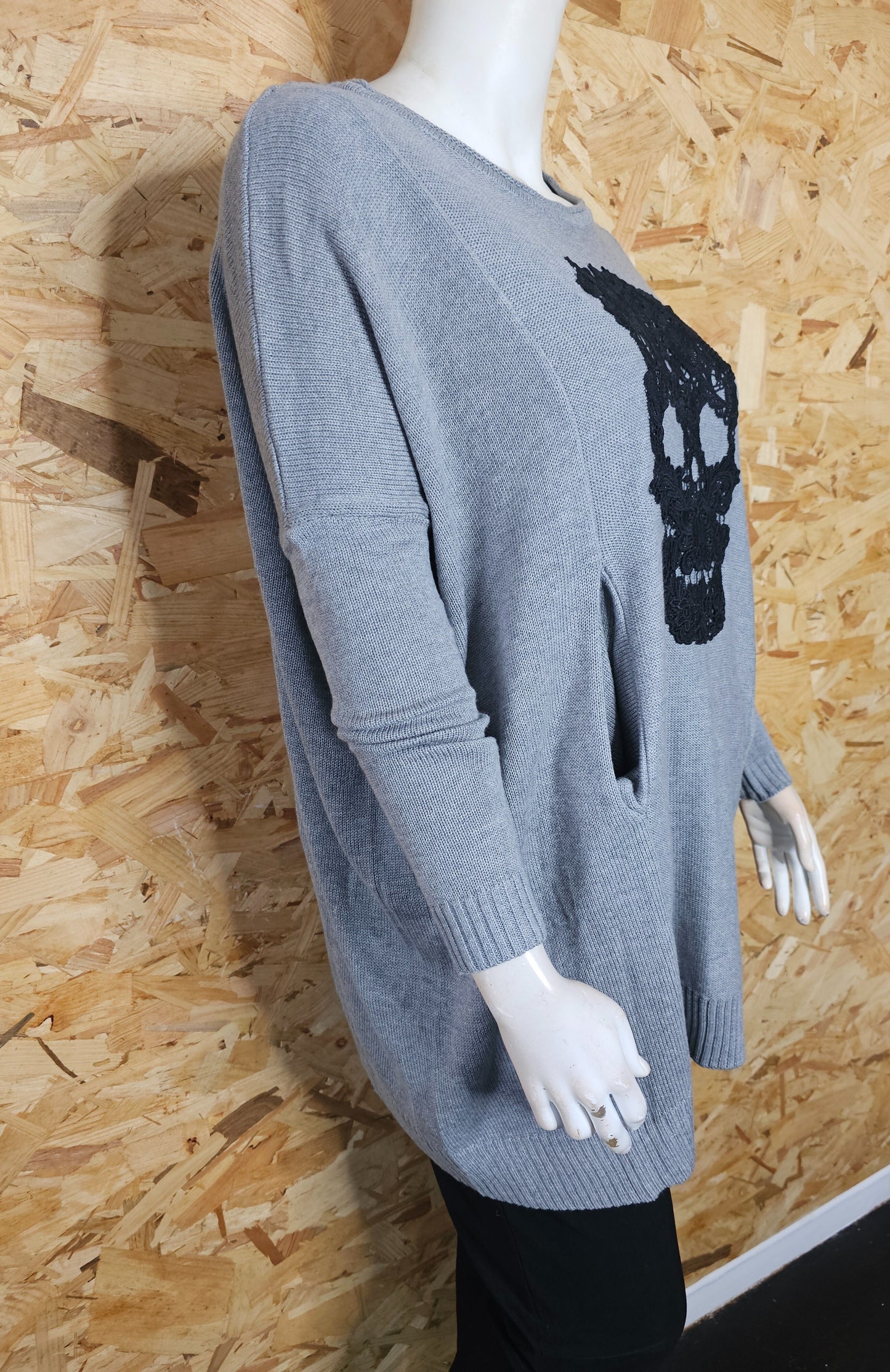 Pull gris , calavera noire brodée