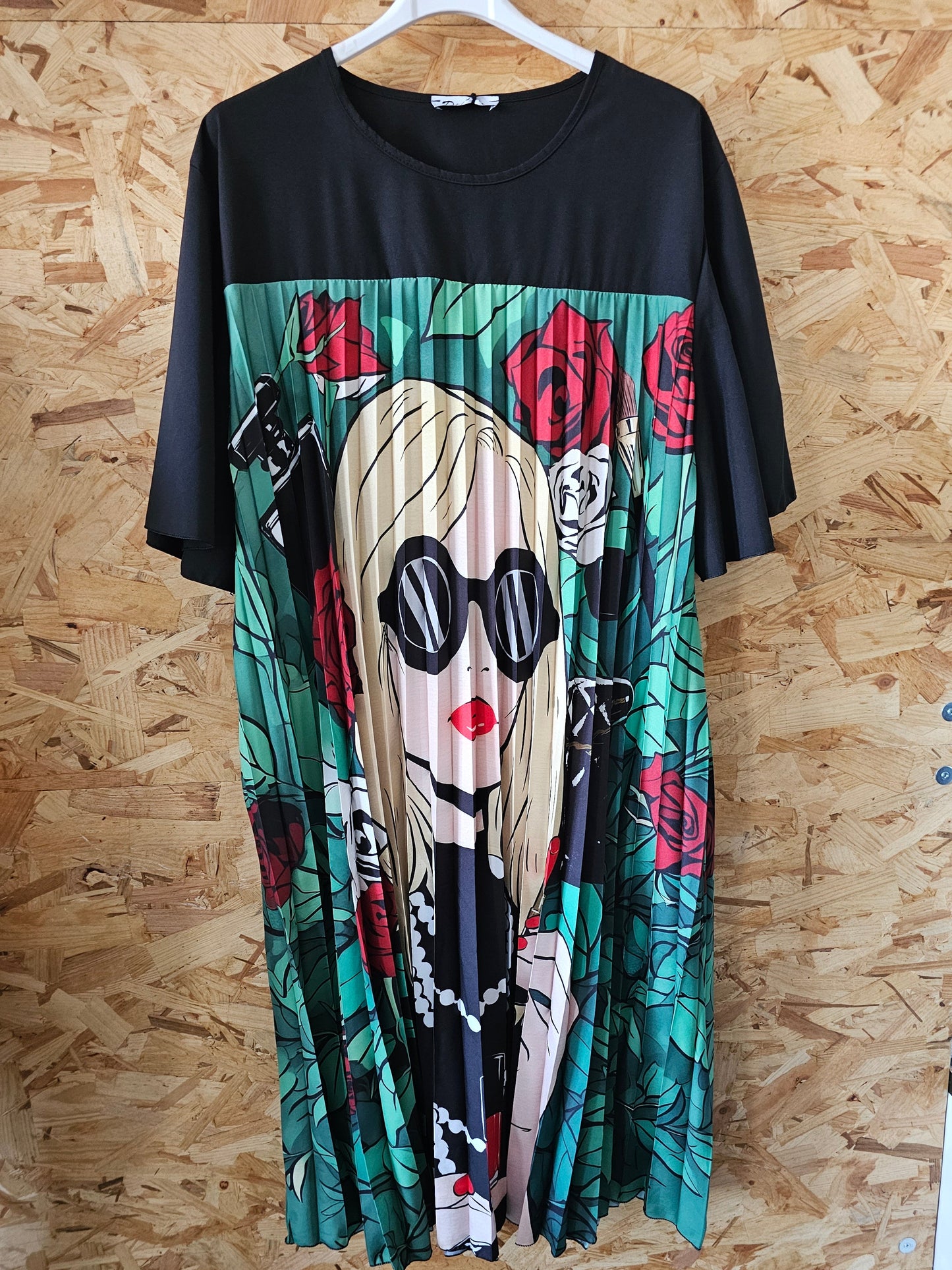 Robe plissée femme blonde stylisée