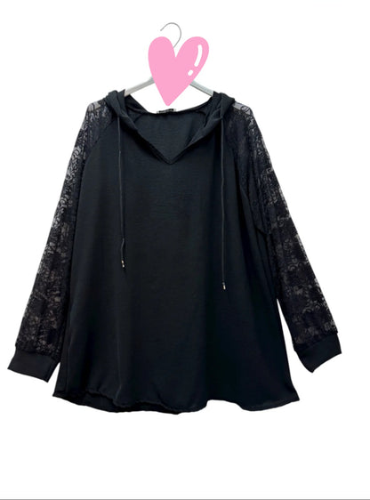Tunique à capuche et manches de dentelle