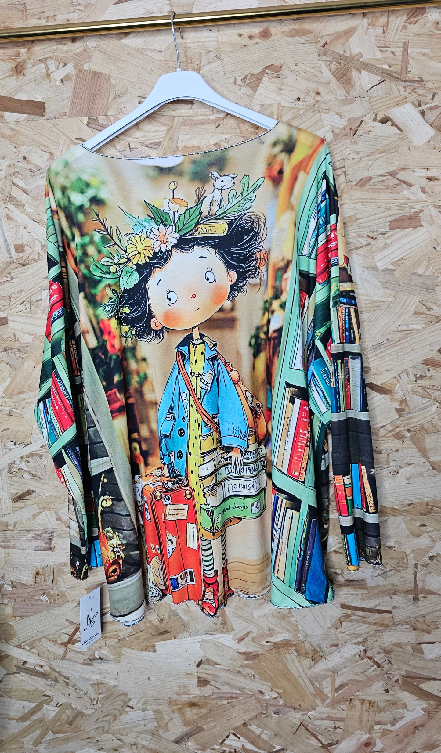 Teeshirt manches longues motif fillette à la bibliothèque