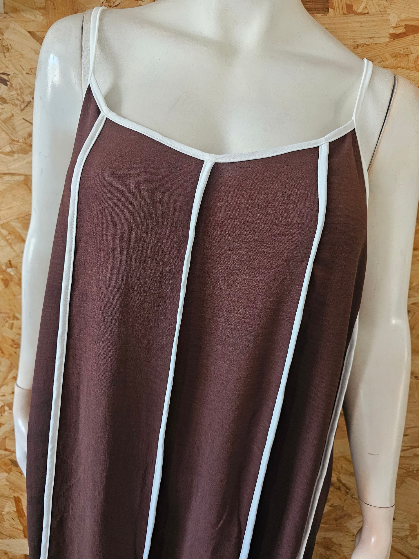 Robe bretelles gansée de fines bandes blanche.