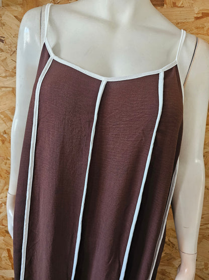 Robe bretelles gansée de fines bandes blanche.
