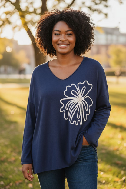 Pull col V , grosse fleur crème en relief