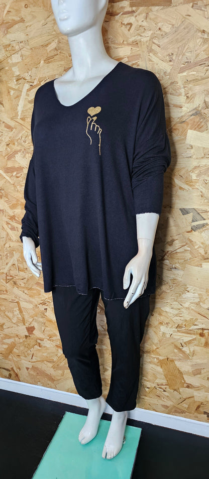 Pull col V main sur le cœur