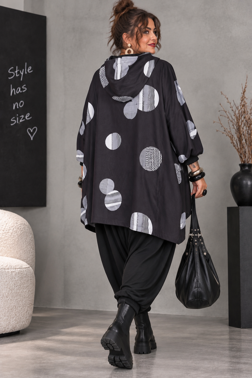 Parka noire et sphère blanches