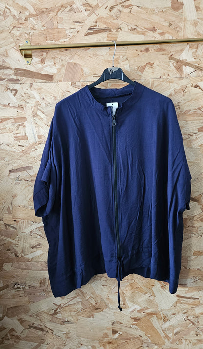 Veste contemporaine zippée, manches courtes