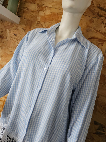 Chemise Vichy, bas dentelle blanche