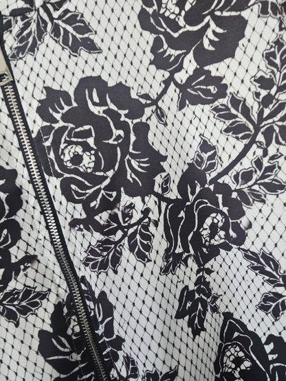 Veste blanche et noire fleurie , coupe évasée