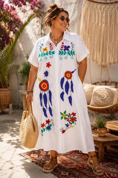 Robe blanche brodée de motifs ethniques chic
