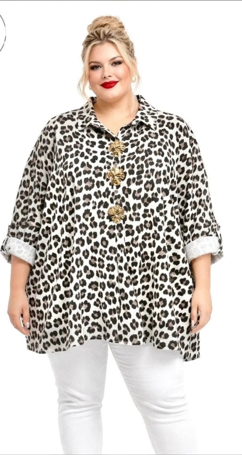 Veste chemise oversize léopard et broches